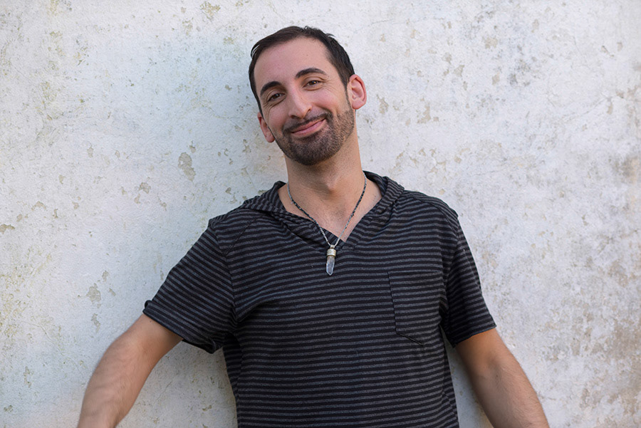 - Pourrais-tu me raconter ton parcours professionnel? - Ça fait seize ans que je travaille, la gastronomie a été le domaine le plus important, j’ai travaillé pendant dix ans dans un hypermarché en tant que pâtissier, mais j’ai eu aussi d’autres postes comme vendeur dans le rayon mobilier par exemple. J’ai aussi vécu en Nouvelle Zélande pendant un an où j’ai travaillé dans les vignes et dans des restaurants. Une fois de retour en Uruguay, j’ai repris mon travail dans la gastronomie pendant deux ans. J’ai travaillé en tant que pâtissier à nouveau dans l’une des pâtisse- ries les plus importantes de Montevideo et après, pour une question d’horaires et d’exigence, j’ai décidé de changer d’endroit et ça fait deux ans que je travaille dans cette boulangerie, plus petite et dans une ambiance de travail plus familiale. Ceci est un des métiers que je pratique. Je suis aussi thérapeute «gestaltico». Après mon travail à la boulangerie, je reçois des patients chez moi.