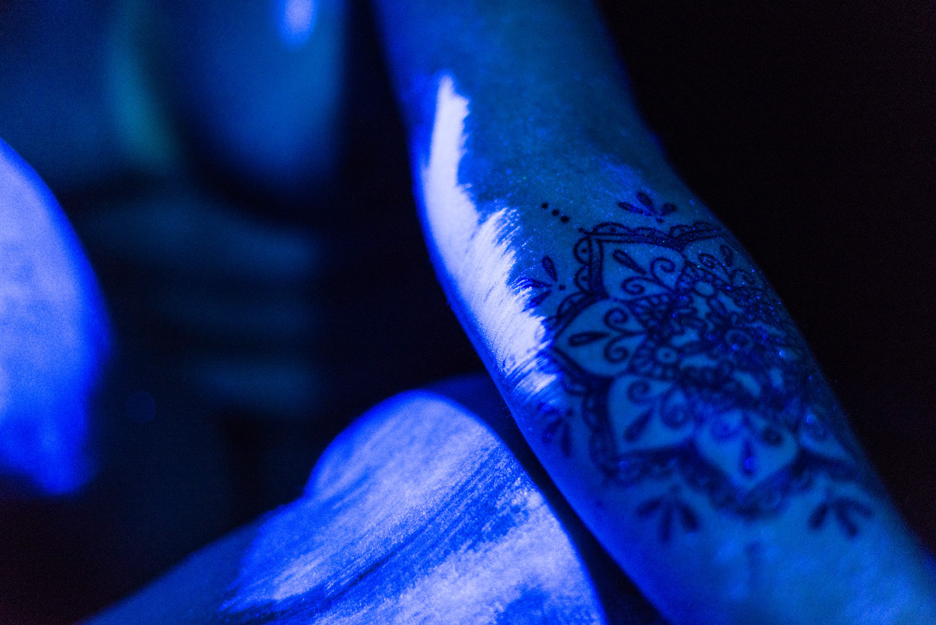 C’est juste que j’ai des articulations très souples et qu’elles partent un peu trop dans tous les sens. Je me suis rendue compte ces dernières années que c’était quelque chose qui était lié à autre chose, de psychologique, je n’ai pas fait le lien pendant des plombes... Je pense que j’ai passé pas mal de temps à me sentir écartelée entre plein de choses, pas forcément négatives, mais vouloir trop être à différents endroits en même temps, faire plaisir à trop de gens