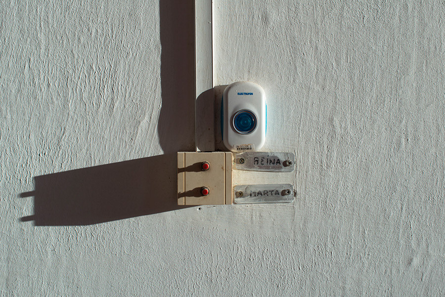 Elles ont vécu pendant deux ans à la maison. Pour moi, c’était comme avoir un sixième enfant. Au fur et à mesure que les enfants grandissaient, ils ont commencé à partir après leur bac pour continuer leurs études et chercher du travail à Montevideo. Quelques années plus tard, j’ai ramené ma mère vivre avec moi pendant quatre ans jusqu’à son décès. Cela fait dix ans de cela. Mon mari est décédé deux ans avant elle et puis je suis restée seule à la maison. Mais la vie continue, j’ai de quoi m’occuper. La maison demande beaucoup de temps pour le ménage, l’entretien et puis mon rôle de mère et de grand-mère me prend beaucoup de temps aussi!