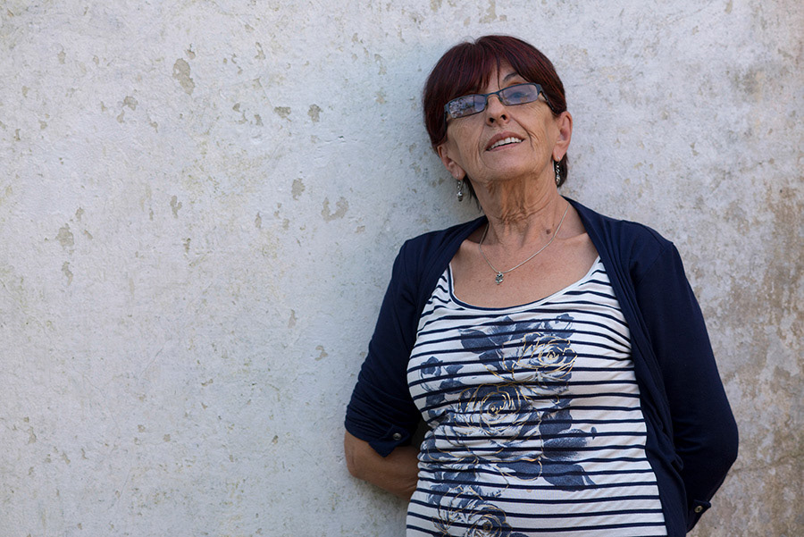 - Reina, je sais que tu as eu plusieurs activités professionnelles dans ta vie, pourrais-tu me raconter ton parcours? - Avant de marier, j’ai travaillé dans un salon de coiffure. Après, j’ai travaillé dans une boutique qui vendait les produits pour les coiffeurs. J’ai fait ce travail pendant deux ans. Ensuite, je me suis mariée et pendant deux ou trois ans, je suis restée à la maison pour élever mes enfants. Après la naissance de mon troisième enfant, j’ai commencé à travailler un peu dans un salon de coiffure très modeste que j’avais installé dans une des pièces de la maison. Je faisais cela l’après-midi, car la matinée était destinée aux tâches ménagères, aux enfants, préparer à manger, le linge... A cette époque, il n’y avait pas de machine à laver, maintenant, il y a beaucoup plus de facilités pour tout cela. J’ai continué à ce rythme pendant quelques années et plus tard, j’ai eu mon quatrième, puis mon cinquième enfant. Quand ma flle aînée a eu son premier enfant, elle a occupé la pièce ou j’avais installé le salon de coiffure. C’est à ce moment là que j’ai arrêté défnitivement mon activité en tant que coiffeuse pour me dédier entièrement à la maison et garder ma petite flle pendant que ma flle travaillait.