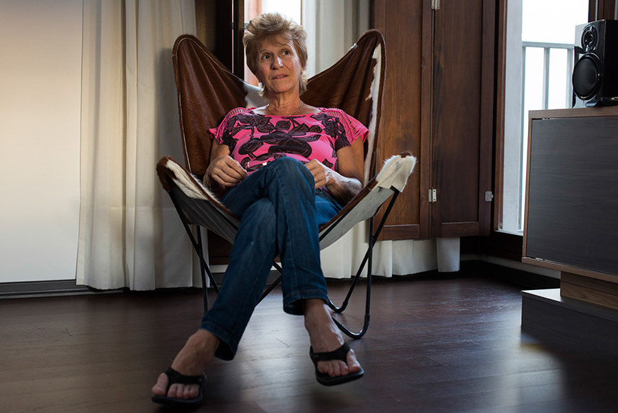 Comment a été ton rapport avec le travail? J’ai commencé ma vie professionnelle à 18 ans et je viens de la fnir à 62, ce qui veut dire 44 ans de travail. Les 16 premières années dans le domaine de l’éducation, j’étais conseillère pendant 14 ans et 2 ans en tant que professeur d’histoire. Le reste de ma carrière, j’ai été directrice juridique dans le tribunal de justice administrative de l’Uruguay. Ma vie professionnelle a été très bonne, mes rapports dans le travail ont été très amicaux surtout dans l’éducation secondaire. Ces années ont été très fertiles et joyeuses et le rapport avec les élèves très gratifant. J’étais heureuse, c’est déjà beaucoup. Les autres années, quand j’étais avocate, étaient très bien aussi.