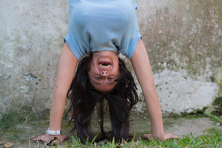 - Pourrais-tu me faire un résumé de ton parcours dans le monde du travail? - Mon premier travail était au sein du commandement de l’armée de l’Uruguay en tant qu’assistante comptable J’ai un diplôme d’assistante comptable que j’ai fait en parallèle de mon baccalauréat. J’ai eu ce travail pendant dix ans. Pendant ce temps là, j’ai continué mes études. J’ai un diplôme d’infrmière, mais je n’ai jamais exercé en tant que tel. J’ai aussi un diplôme de technicienne en beauté, podologie et coiffure. En 2001, je suis parti au Sinaï pendant un an avec les forces armées de l’Uruguay dans le cadre des missions de paix de l’ONU, toujours en tant qu’assistante comptable. À mon retour, je suis restée quelques mois en Uruguay et puis je suis partie vivre en Colombie pendant cinq ans. J’ai eu deux emplois là-bas. Le premier, c’était dans un Call-center, j’étais manager du personnel et directrice de missions. Ensuite, j’ai travaillé dans une entreprise qui organisait des séminaires technologiques, informatiques et dans les télécommunications. J’avais un poste dans le secteur des relations publiques, dans le pôle communication.