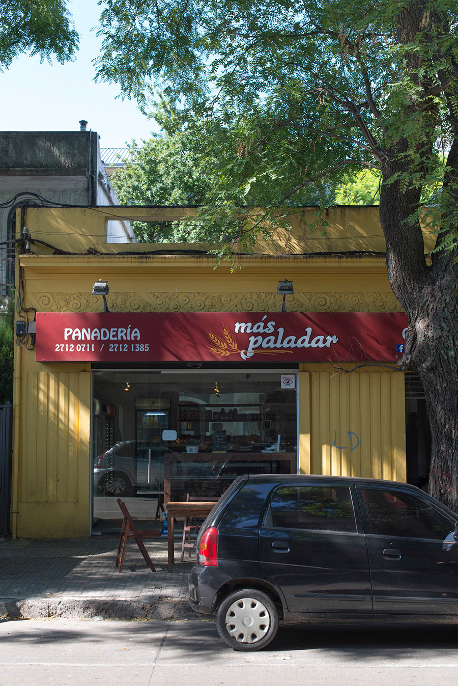 - Tu as ces deux activités et tu fais des études en même temps n’est ce pas? - Exactement. Le travail à la boulangerie est alimentaire, cela me permet de payer mon loyer, les transports, manger, tout en continuant mes études en psychologie psychanalytique, ça c’est ma vraie passion. Mon projet de vie est de pouvoir me dédier à plein temps à cela et arrêter le travail ici, car même si j’aime beaucoup la pâtisserie, ce n’est pas ma vraie passion.