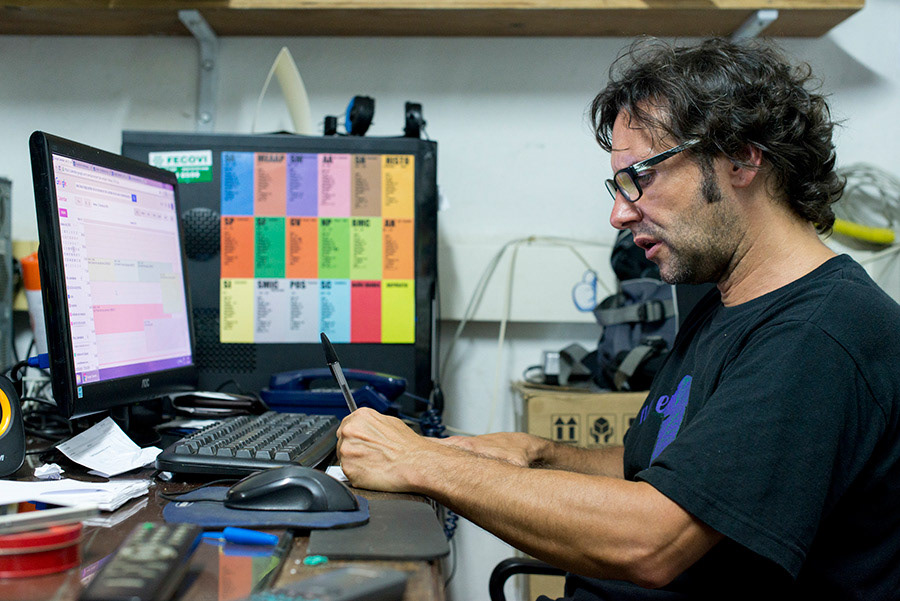 Depuis mon arrivée, j’ai réalisé pas mal de changements dans l’organisation de l’équipe et de l’espace de travail, commençant par une nouvelle disposition et rangement des meubles, jusqu’à la mise en place d’un tableau pour la gestion des clés de toutes les salles, classés par étages, avec différents coloris, etc.