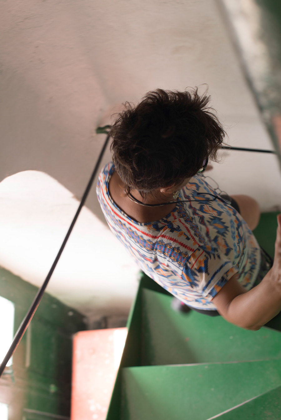 - A quel point ta vie personnelle a infuencé ta vie professionnelle? - Je crois que tout est lié, le travail nous donne un cadre qui conditionne notre rythme de vie. Dans mon cas et en tant que journaliste, je dois toujours être informée de tout ce qui se passe. Les week-ends par exemple, j’essaye de m’informer sur les événements les plus importants pour organiser le travail du lundi matin. Ceci conditionne d’une certaine manière comment j’utilise mon temps libre. J’ai une grande responsabilité. Je dois essayer d’être le plus objective possible dans le traitement de l’information, pour ne pas infuencer celle-ci avec mes convictions, que ce soit politiques, religieuses, ou autres. Être consciente que tout ce que l’on fait a une répercussion.