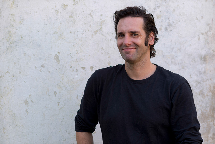 Valentino, quelle est ta profession ? J’ai actuellement deux emplois. En journée, je travaille au sein de la faculté vétérinaire et le soir à la caisse d’un parking privé. Avant j’ai travaillé pendant six ans dans une entreprise dédiée aux services internet. J’avais un très bon salaire et l’ambiance de travail était très agréable. Malheureusement, l’entreprise a fait faillite et je me suis retrouvé sans emploi pendant deux ans. 