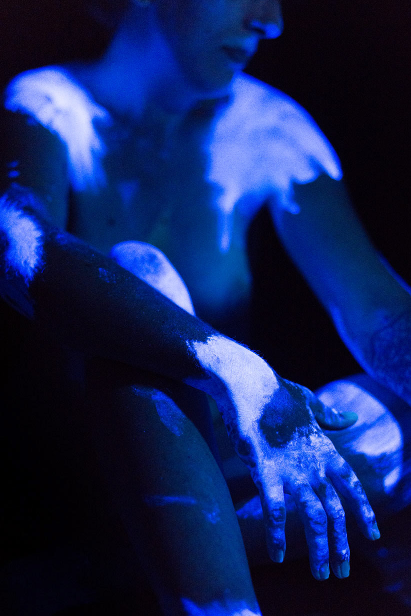 J’adore cette idée que chacun puisse être complètement multiple et aussi en évolution permanente. On ne se cantonne jamais aux mêmes choses, car on évolue et parce qu’on n’est pas tout le temps dans les mêmes environnements, qui eux-mêmes évoluent aussi. On peut avoir cette richesse là, mais qu’est-ce qu’on en fait après et est-ce qu’il n’y a pas quand-même une façon de se sentir un ? Uni avec toutes ses différences ?