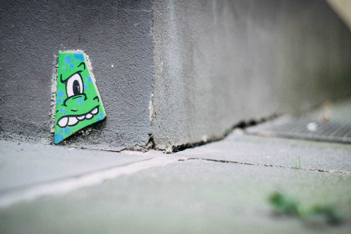 Kleiner Mosaikstein, der ein Gesicht eines Monsters zeigt