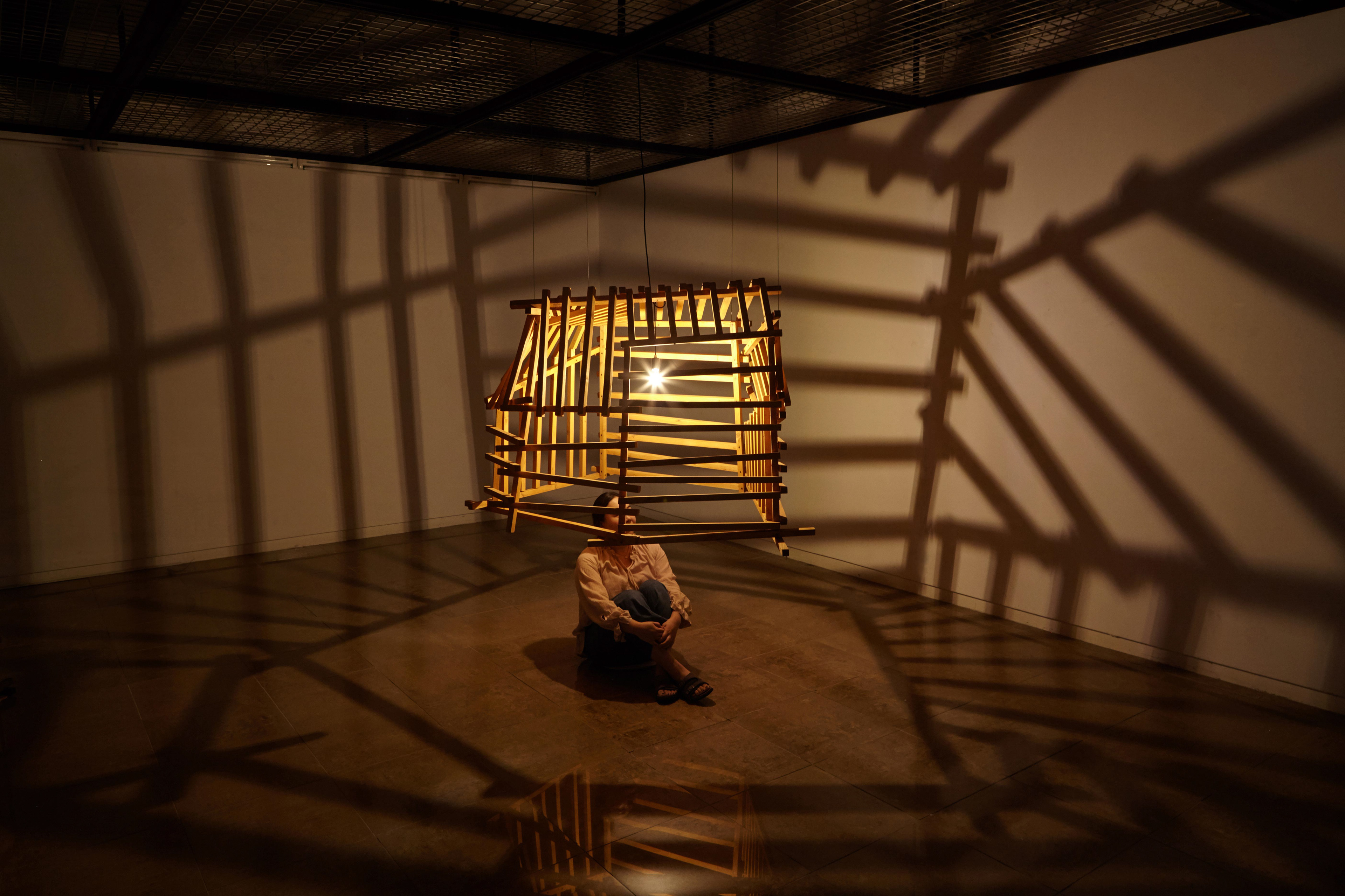 Sit-down (Emotionally Imbued Reality Space Ⅰ), Wood, Lighting, Installation, 2016