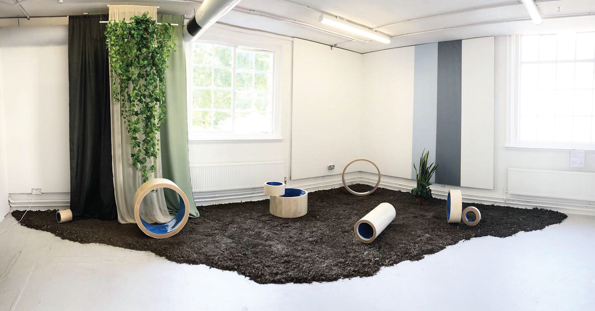 The correlation of each piece (inside & outside), Woods of circle shape, Fabric, Artificial leaves, Soil, Wallpaper, Plants, Installation, 2019