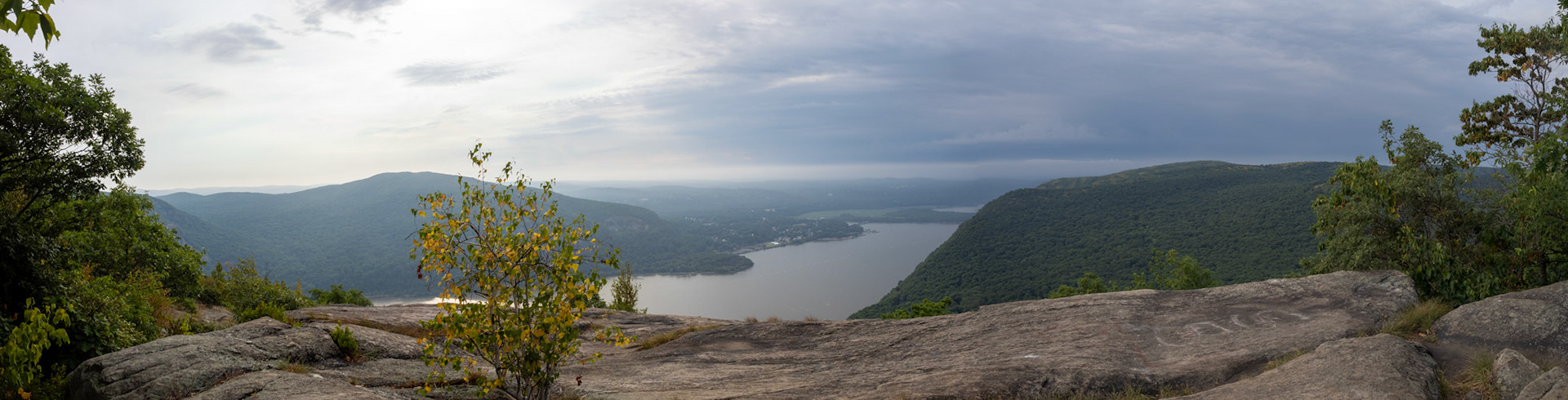A wee bit further up and this shelf with the proper vista is reached. Cold Spring
