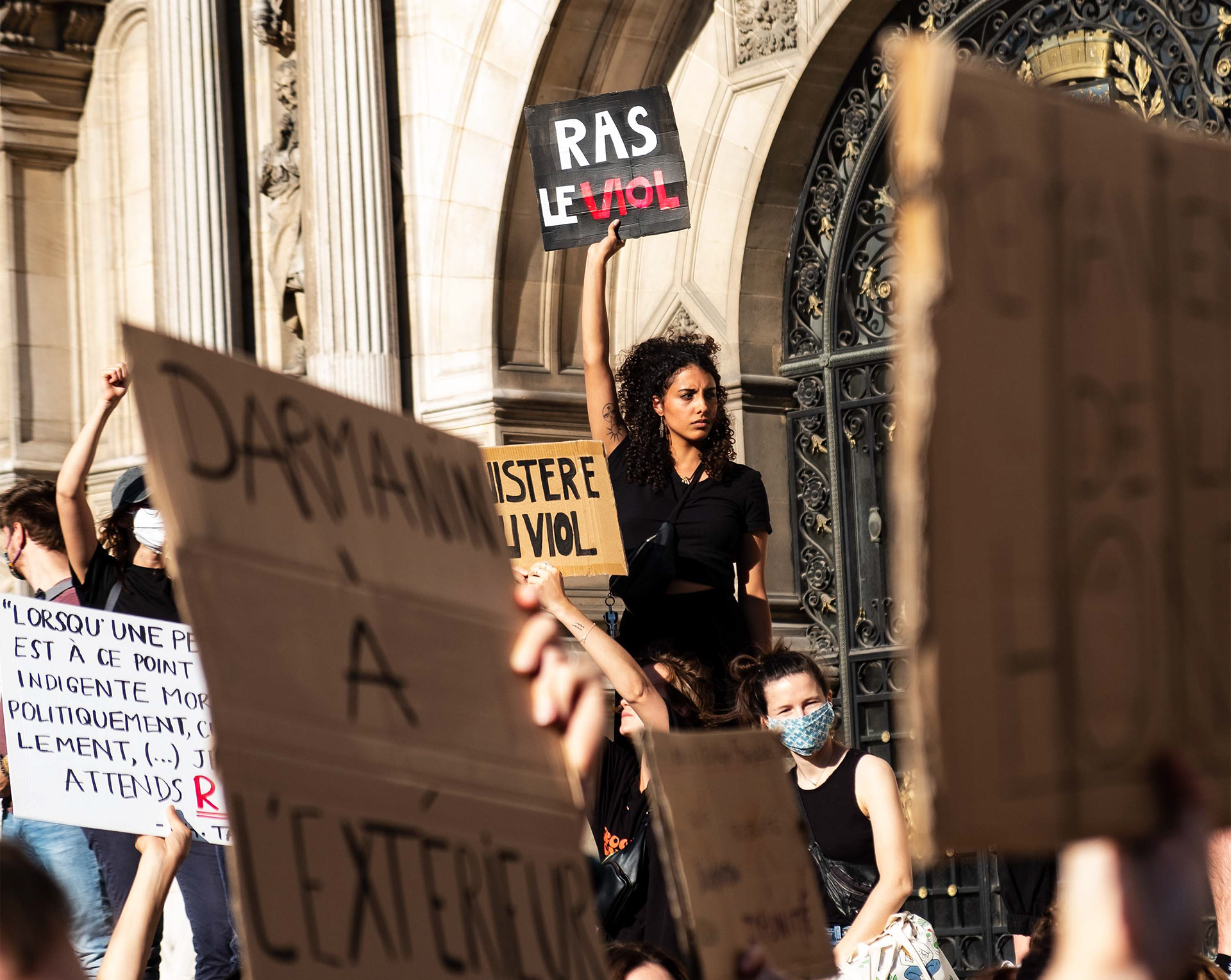 Manifestation contre la culture du viol et le ministère de la honte composé de Gérald Darmanin et Éric Dupond Moretti, Place de l'Hôtel de Ville, Paris, 10 juillet 2020.