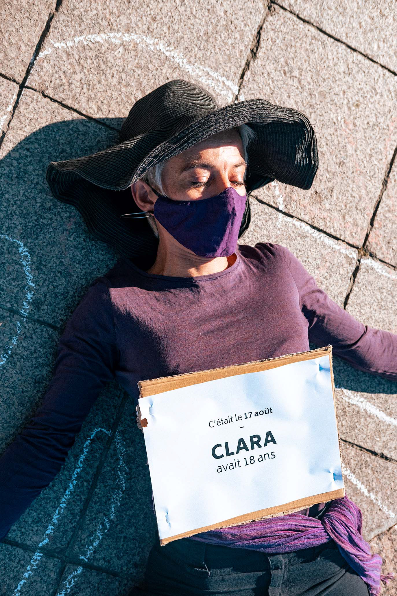 Die-in en hommage aux femmes tuées par leur conjoint ou ex-conjoint, Place de l'hôtel de ville, Paris, 16 Octobre 2021. 