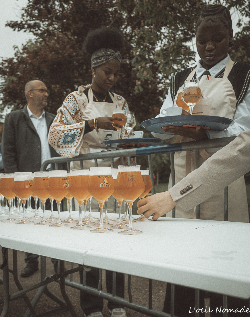 Garçons de café en course avec plateau lors d’un événement au Havre