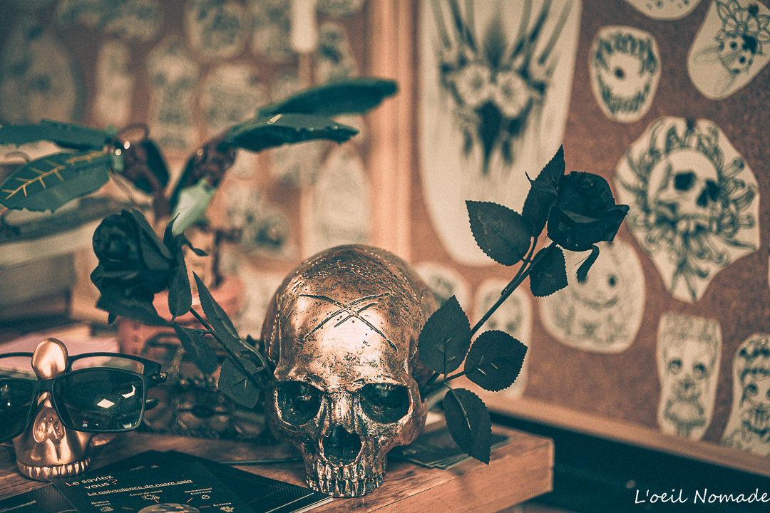 L'esthétique du détail : quand les objets et le décor racontent l'histoire d'un savoir-faire artisanal et d'une passion.