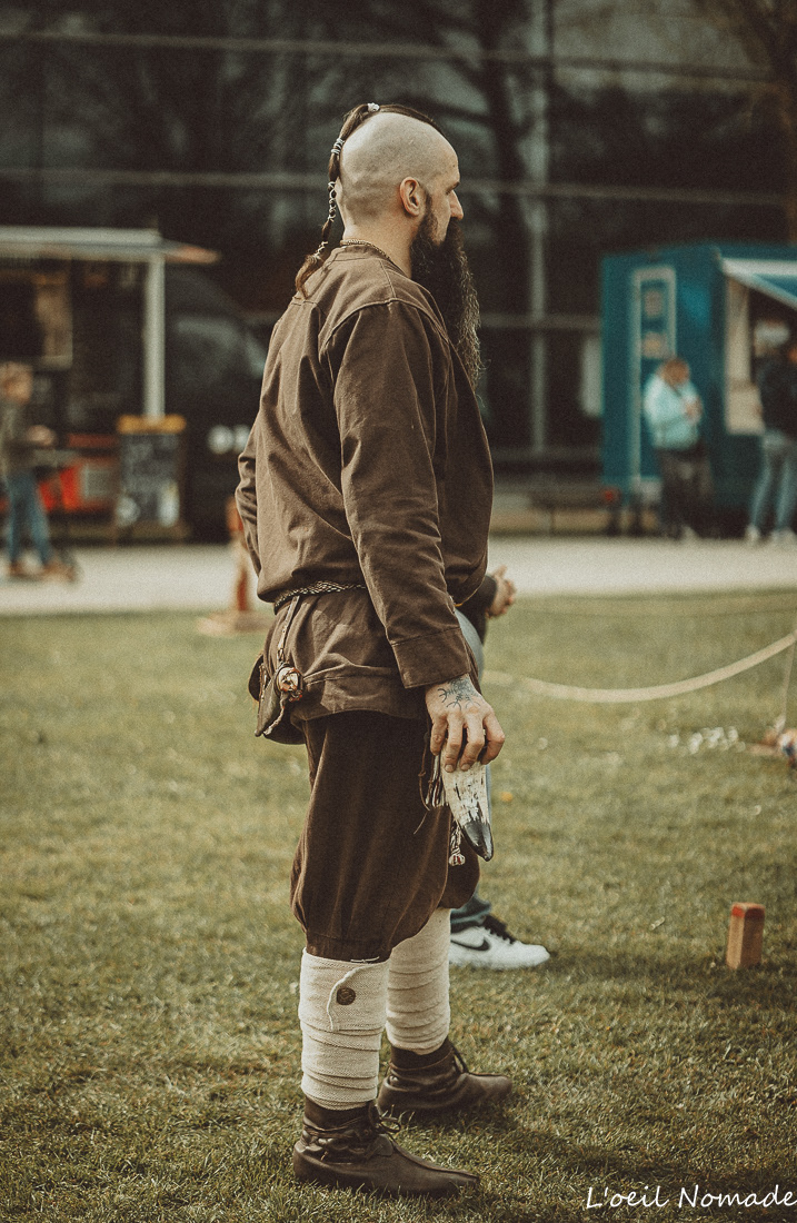 Reconstitution viking et médiévale, portrait sur le vif en costume historique, reportage événementiel authentique.