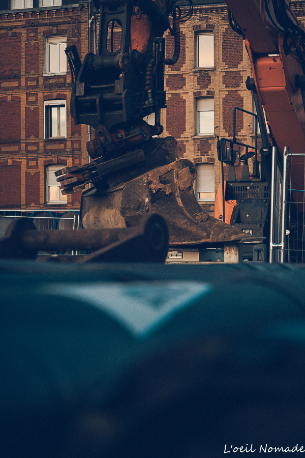 Au cœur du terrassement : photographie de détail sur la matière brute pour témoigner de l'avancée des travaux.