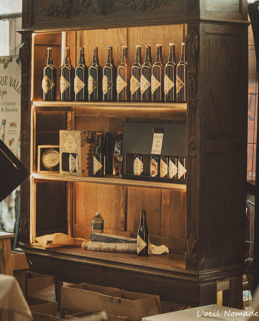 Photographe artisans Le Havre, mise en valeur de bières locales en événement, photographie produit en contexte réel.