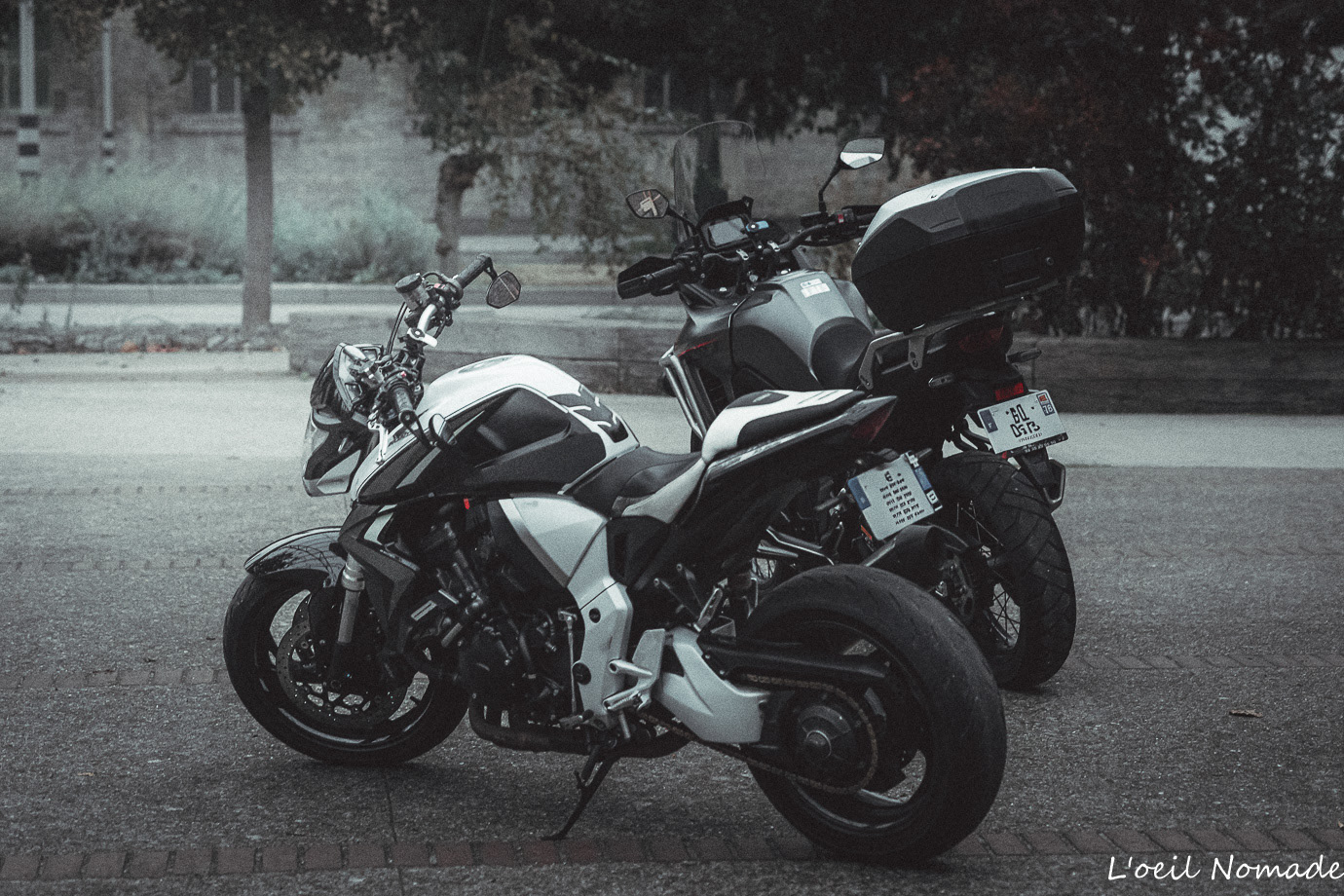 Reportage photo moto ambiance urbaine et industrielle, mise en valeur artistique du design sans détails mécaniques.