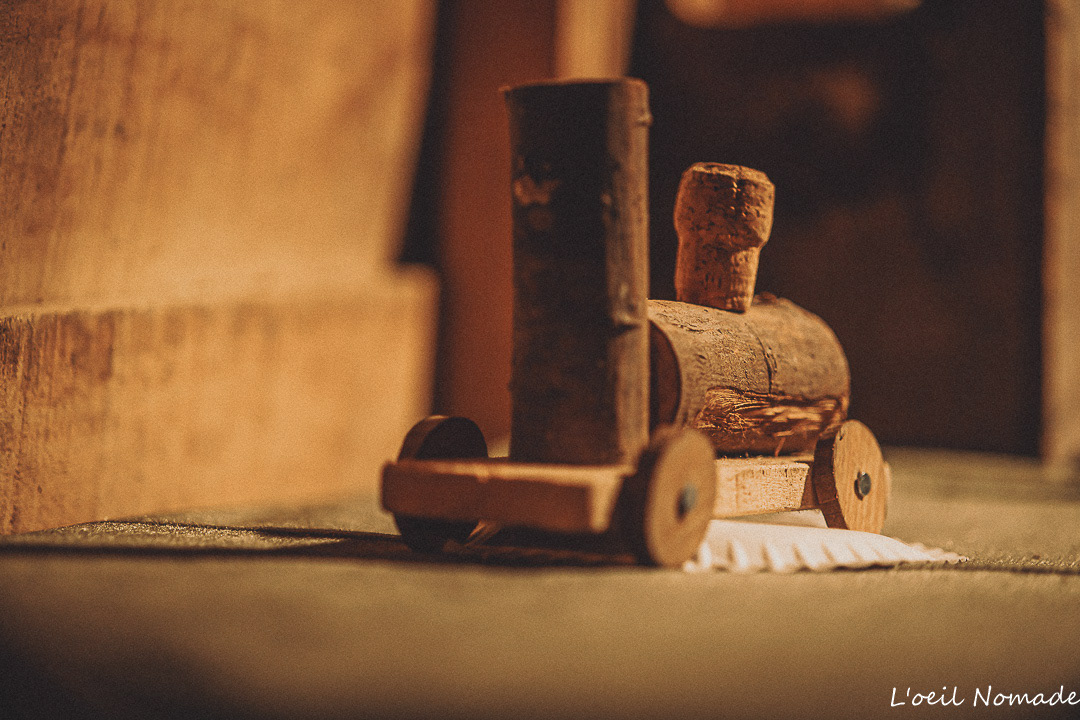 L'esprit des fêtes dans le détail : mise en valeur de l'artisanat et des décorations traditionnelles lors du marché de Noël d'Harfleur.