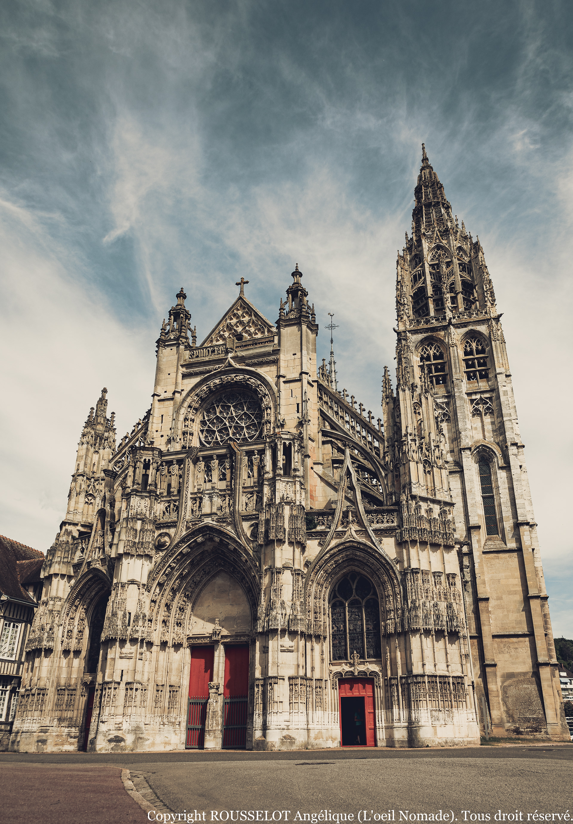 Photographie de la façade gothique flamboyant de l'église Notre-Dame de Caudebec-en-Caux avec ses portails sculptés.