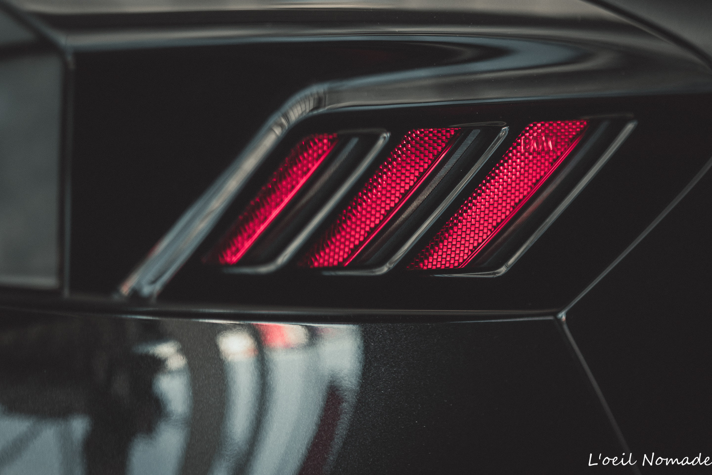 Couture technique M-performance sur cuir intérieur automobile BMW, focus sur l'excellence et le luxe.