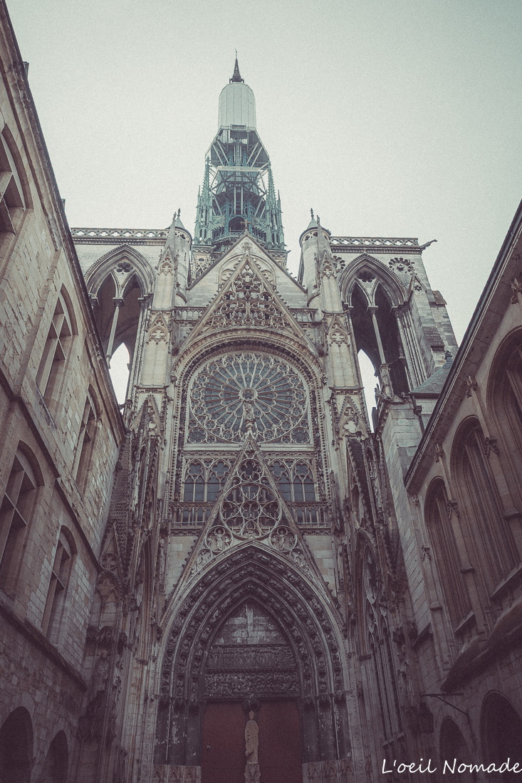 Silhouette de la flèche de la Cathédrale de Rouen, ciel nuageux, rendu vintage et grain argentique.