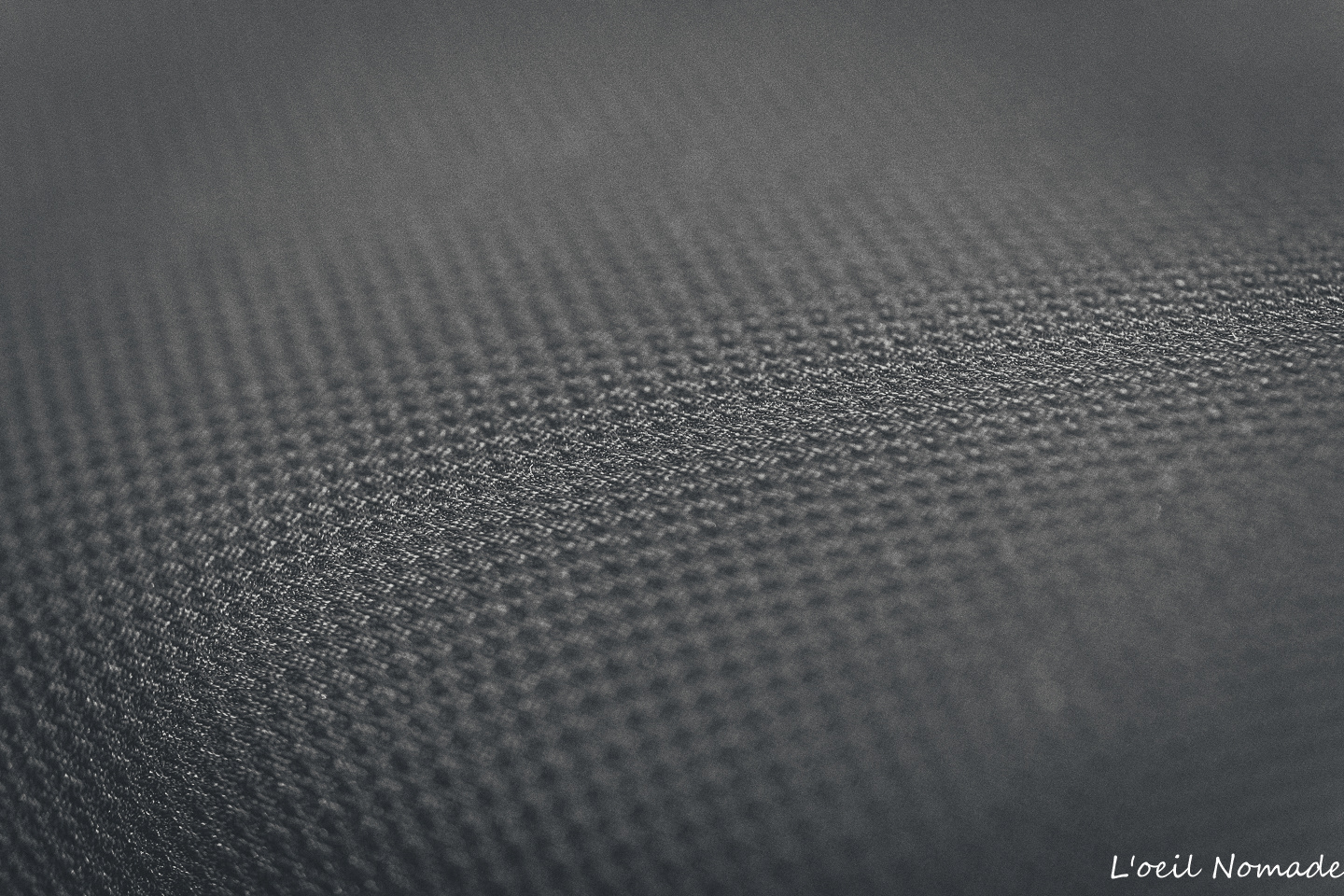 Détail texture habillage intérieur Volkswagen, ambiance Dark Vintage, photographie de caractère B2B.