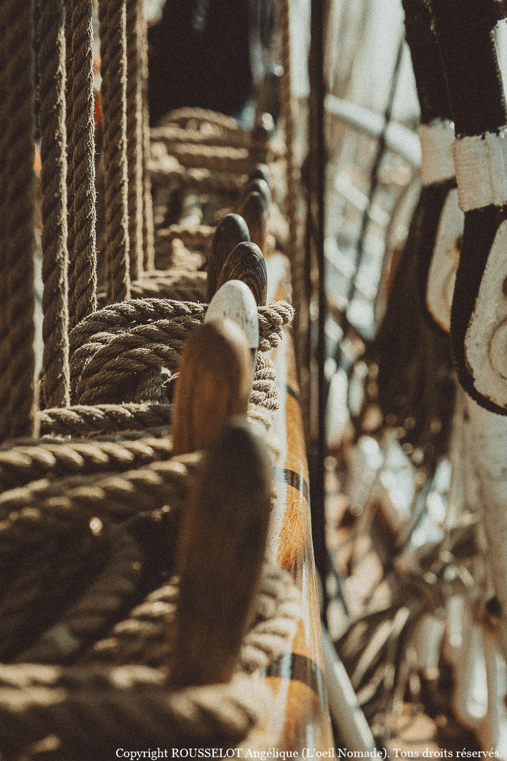 L'intelligence du geste marin : focus sur les poulies et cordages traditionnels, une immersion dans les détails techniques de la navigation à l'ancienne.