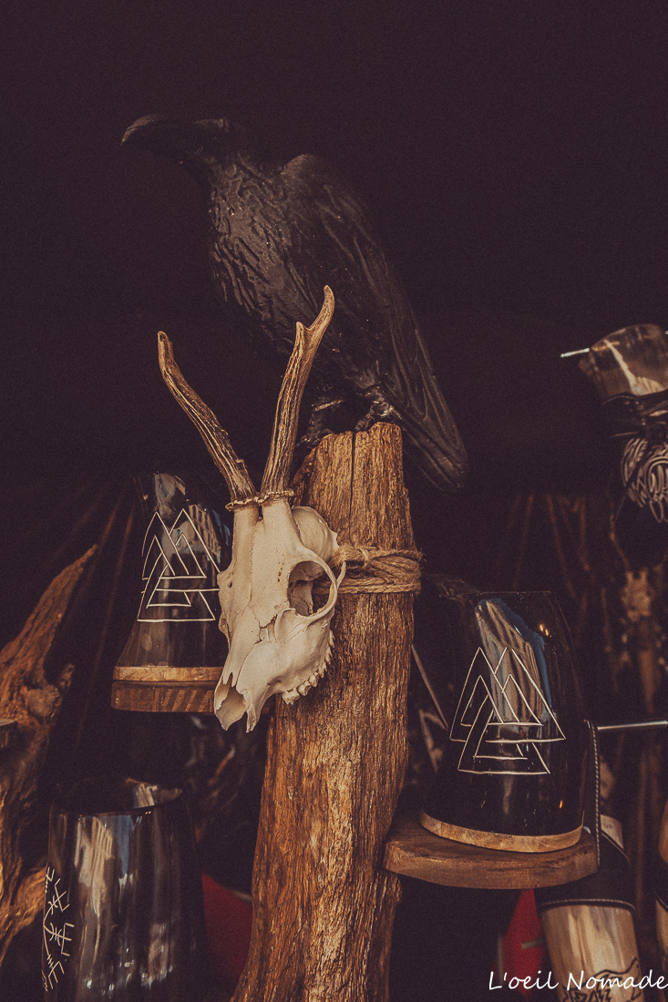 Détail d’armure, outils ou objets artisanaux, mise en valeur des textures et matériaux.