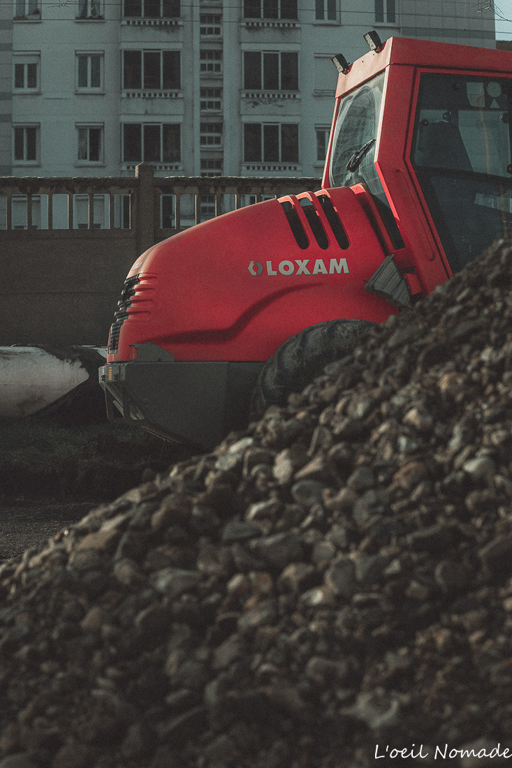 La force du rouge. Une masse mécanique qui rompt le gris du chantier havrais.