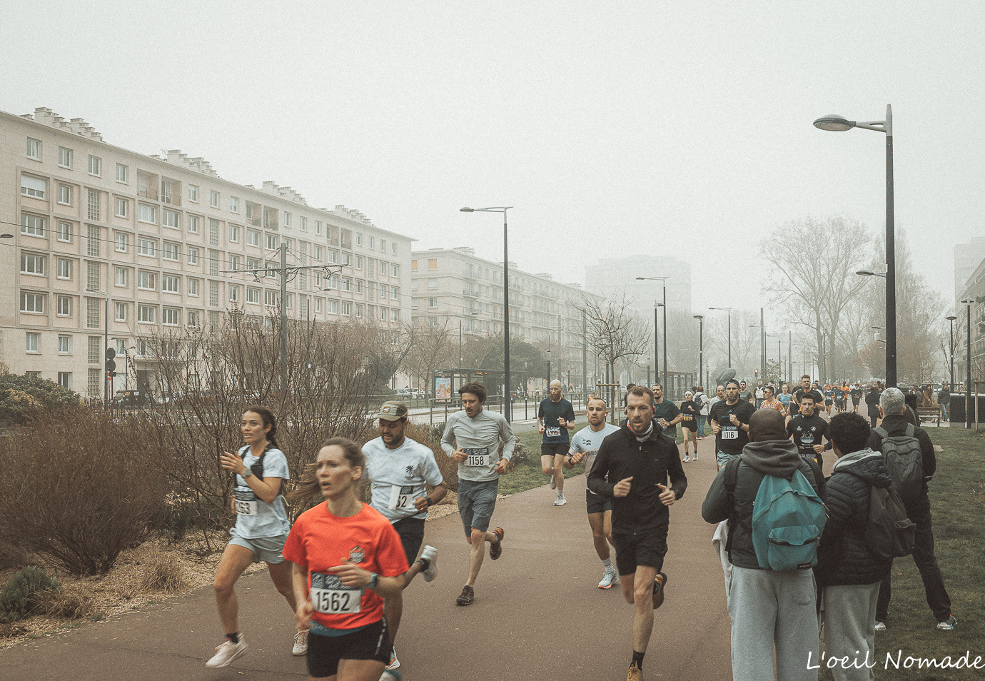 "Les coureurs devant les bâtiments emblématiques du Havre, patrimoine UNESCO et dynamisme sportif.