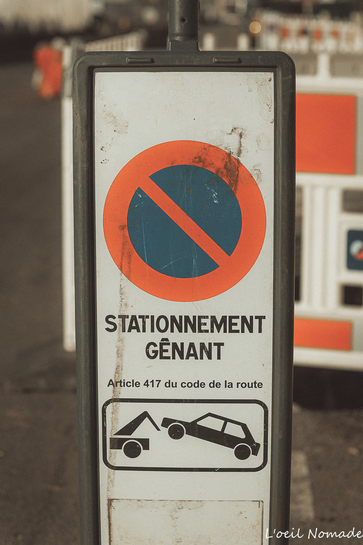 Interdiction. Les traces du temps sur la signalétique du port.