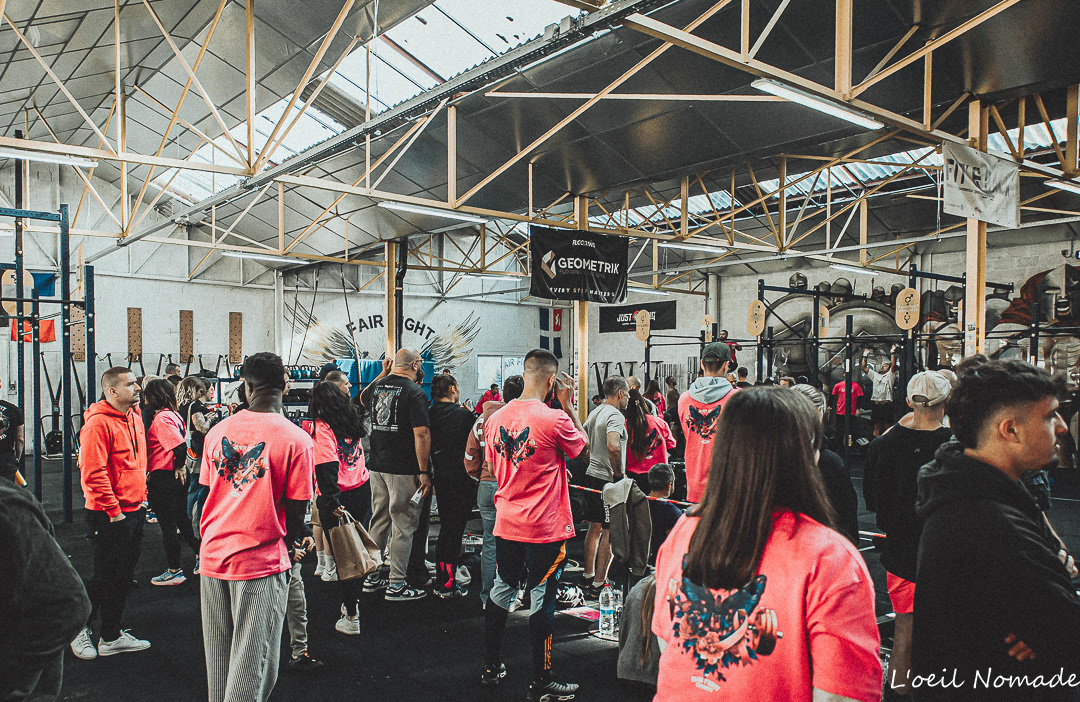 Vue panoramique d'un événement caritatif de CrossFit : photographie documentaire illustrant l'ampleur de la mobilisation et la gestion de foule par L'œil Nomade