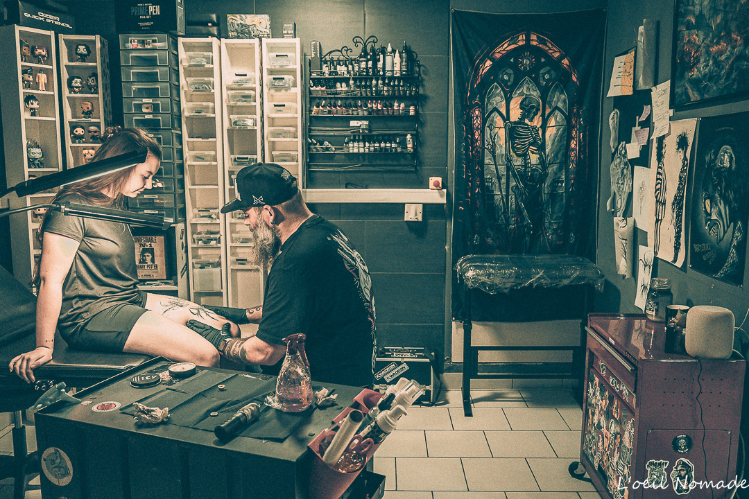 Portrait documentaire de David dans son shop Kraken Maudit au Havre : immersion dans l'univers d'un artisan tatoueur et respect de l'identité du lieu.