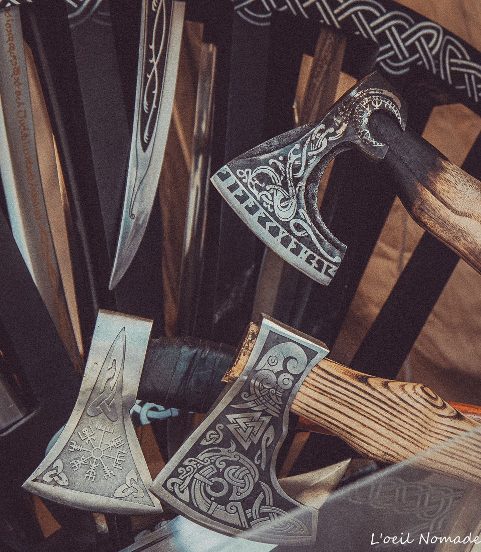 Détail d’armure, outils ou objets artisanaux, mise en valeur des textures et matériaux.