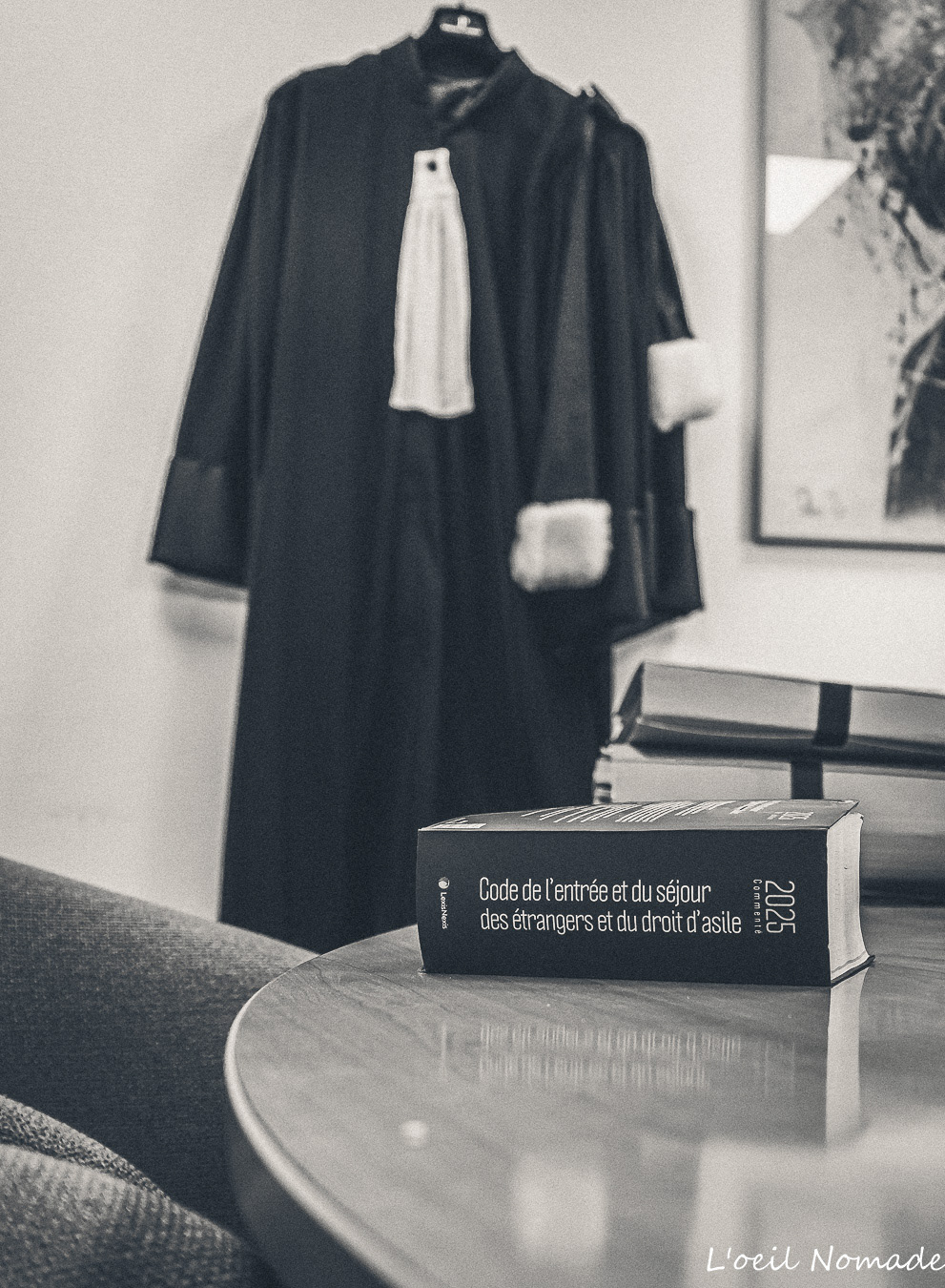 Au-delà de la robe : documenter les symboles de la justice pour une communication institutionnelle authentique.