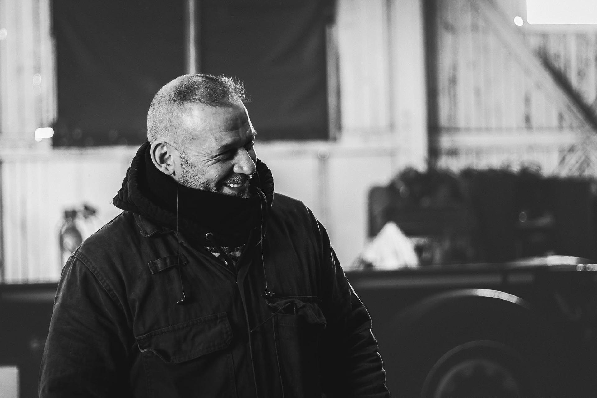 Moment de convivialité entre collègues chez Jeletrans, photographie événementielle d'entreprise capturant la cohésion d'équipe et les rires spontanés.