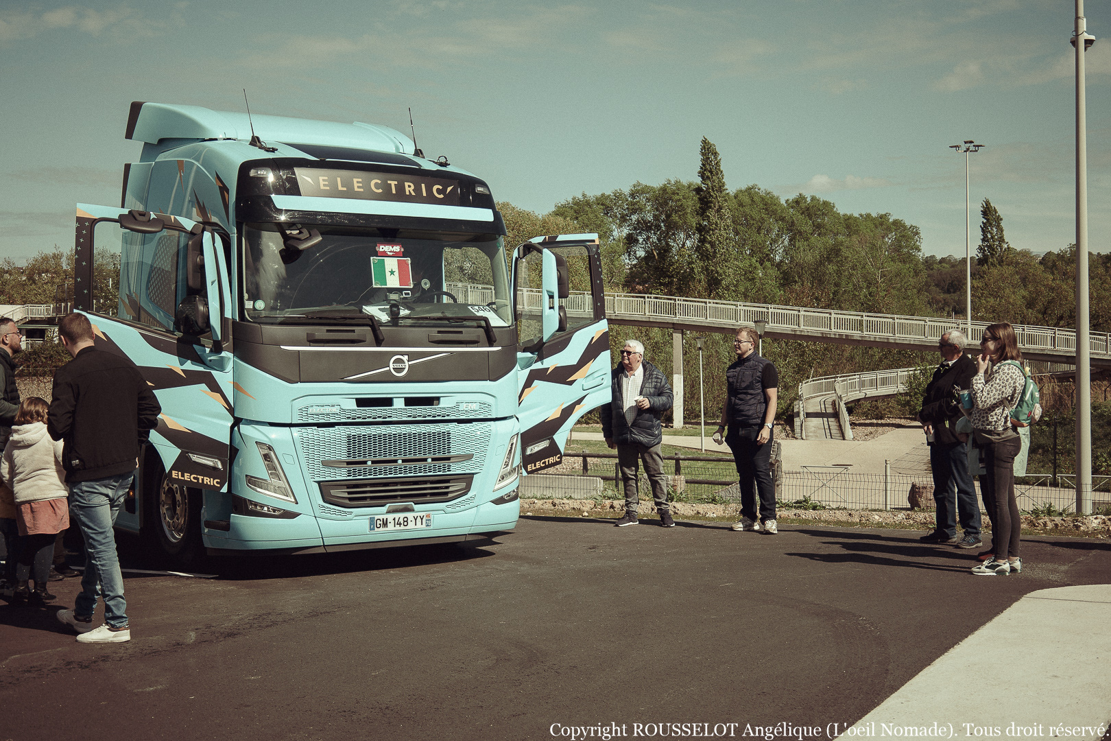 Reportage corporate chez Wheeltainer : valoriser la flotte et l'expertise logistique au Havre à travers une photographie industrielle de caractère.