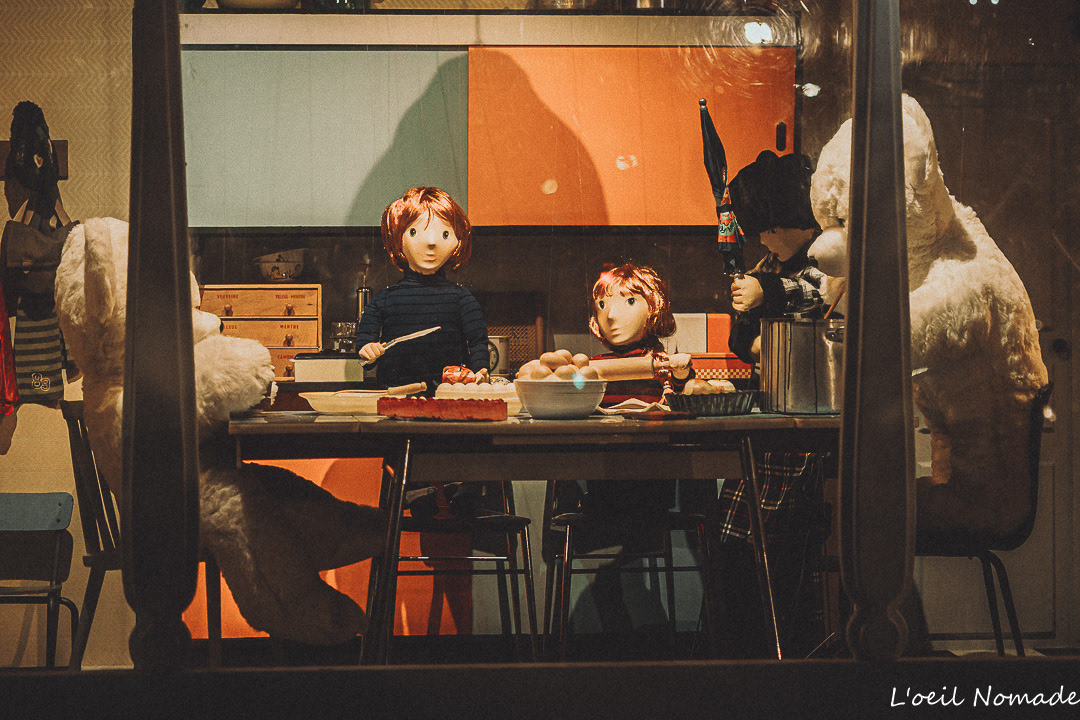 Documenter la magie des vitrines : quand le reportage photo devient le gardien des souvenirs et de l'imaginaire collectif des fêtes.