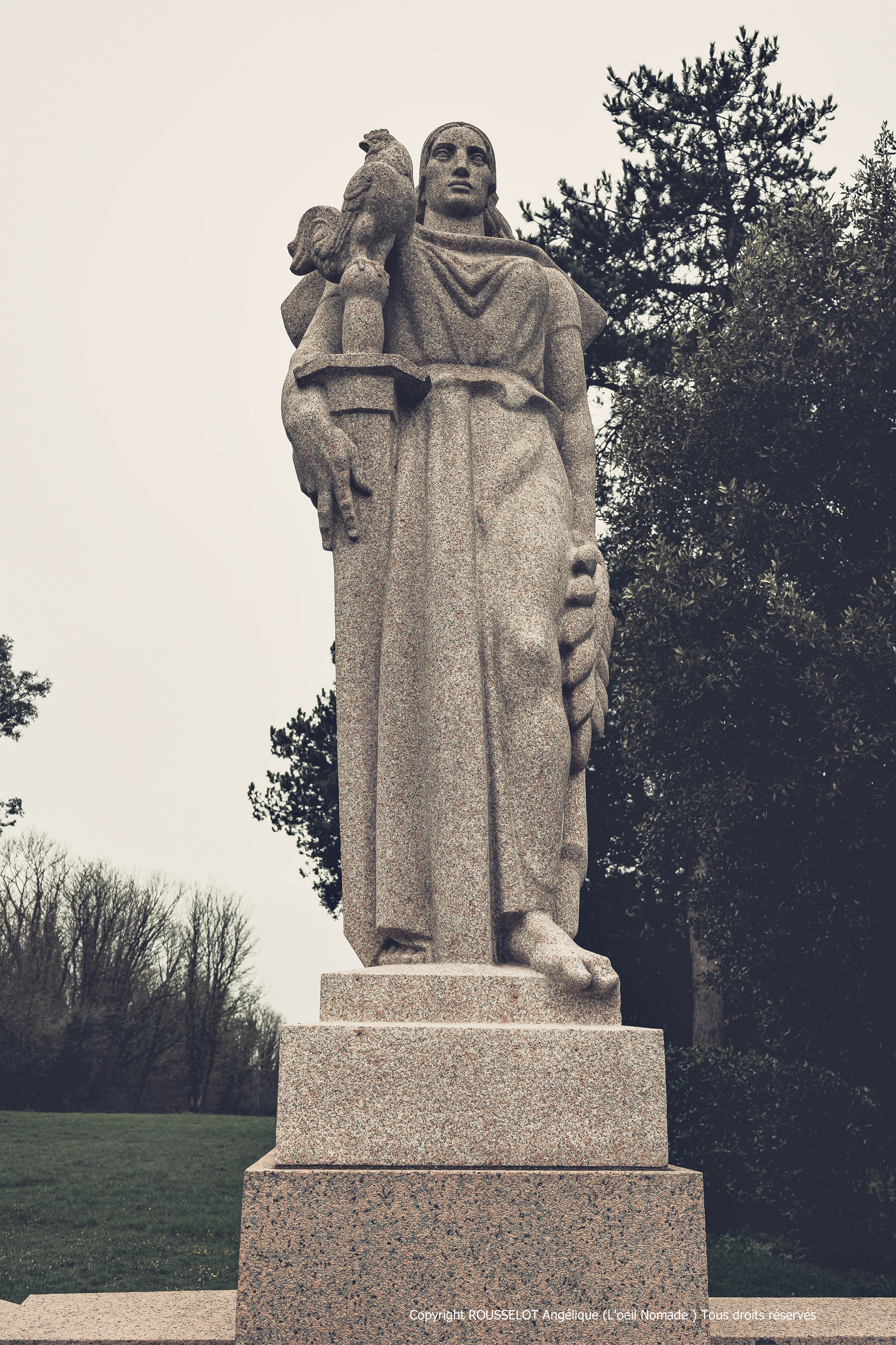Détail artistique : statue de bronze au cœur du mémorial américain de Colleville-sur-Mer.