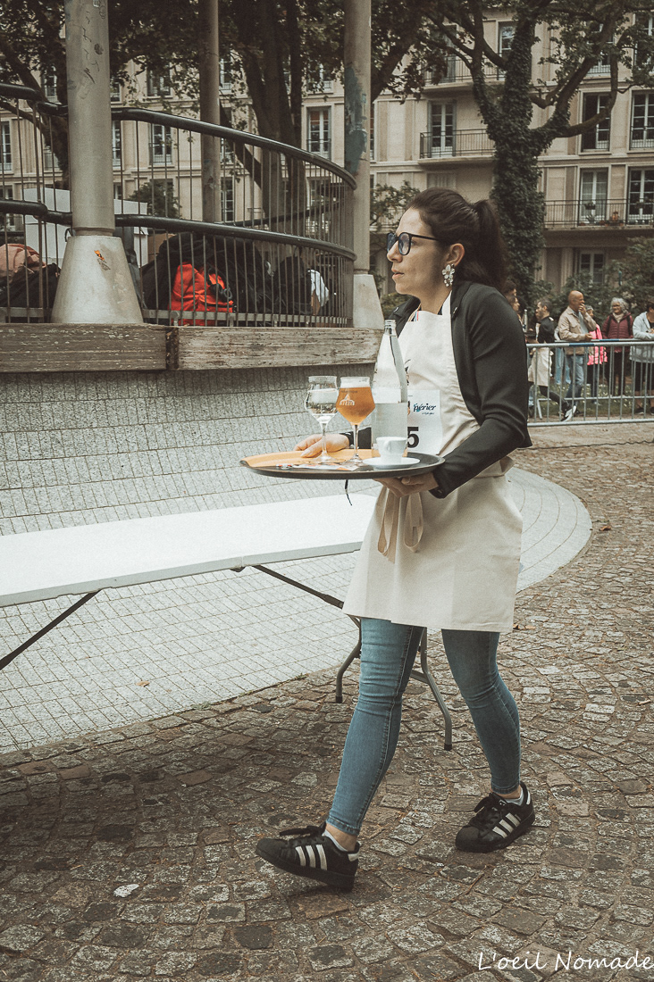 Garçons de café en course avec plateau lors d’un événement au Havre