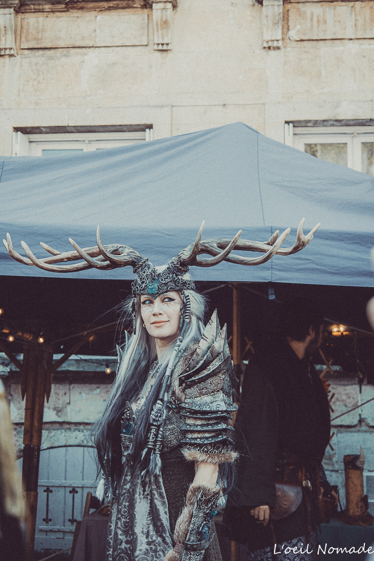 Détail d’armure, outils ou objets artisanaux, mise en valeur des textures et matériaux.