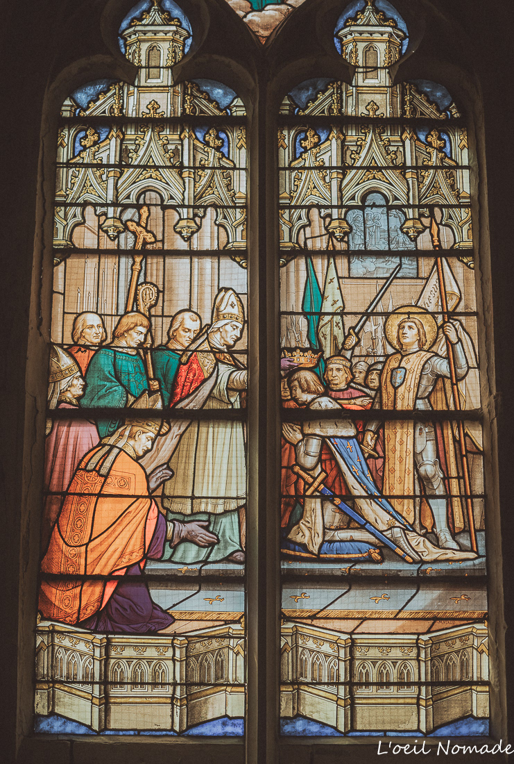 Vitrail coloré ancien de l’église Notre-Dame de Lillebonne photographié en lumière naturelle.