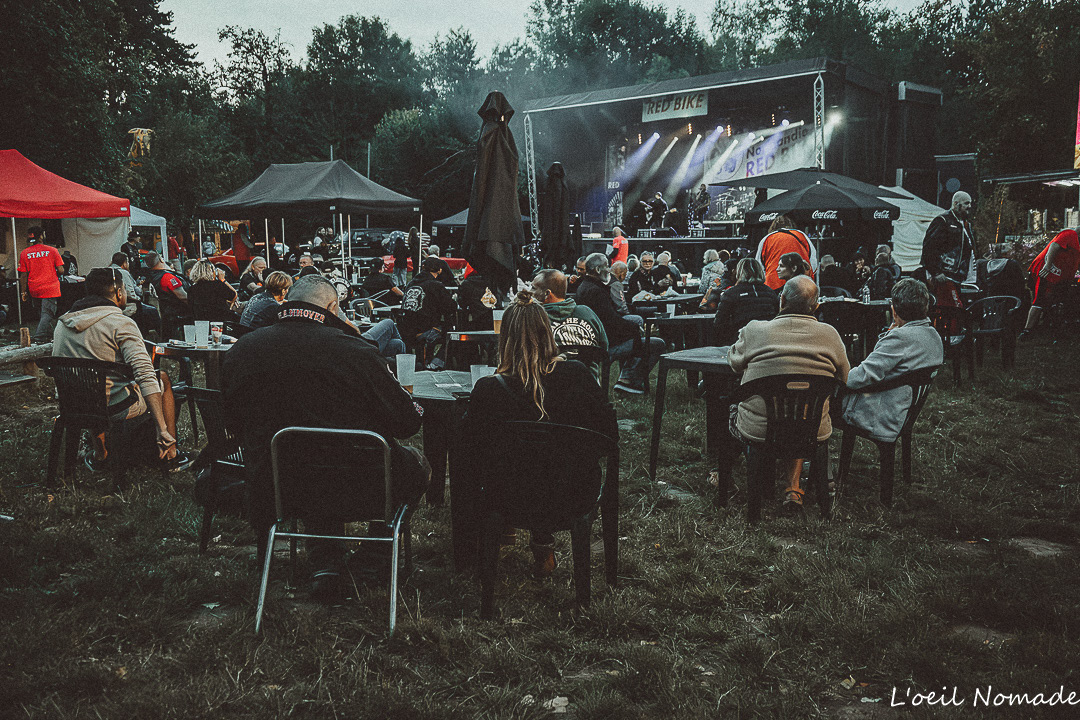 Vue panoramique nocturne du Red Bike Festival : foule rassemblée devant la scène de concert, photographie documentaire témoignant du succès et de l'affluence de l'événement.