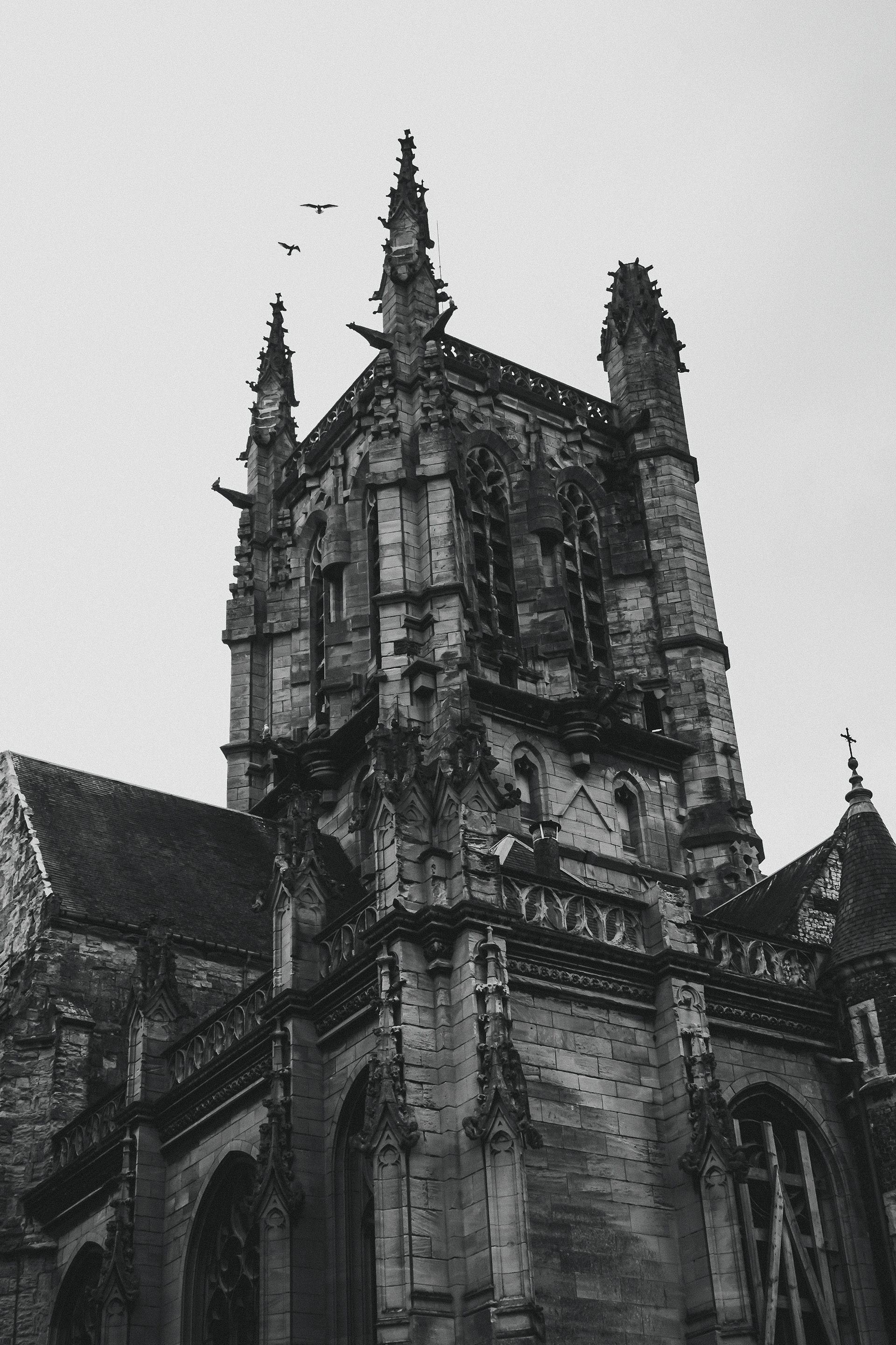Photographie de la tour-clocher gothique de l'Église Saint-Étienne de Fécamp sous un ciel gris.