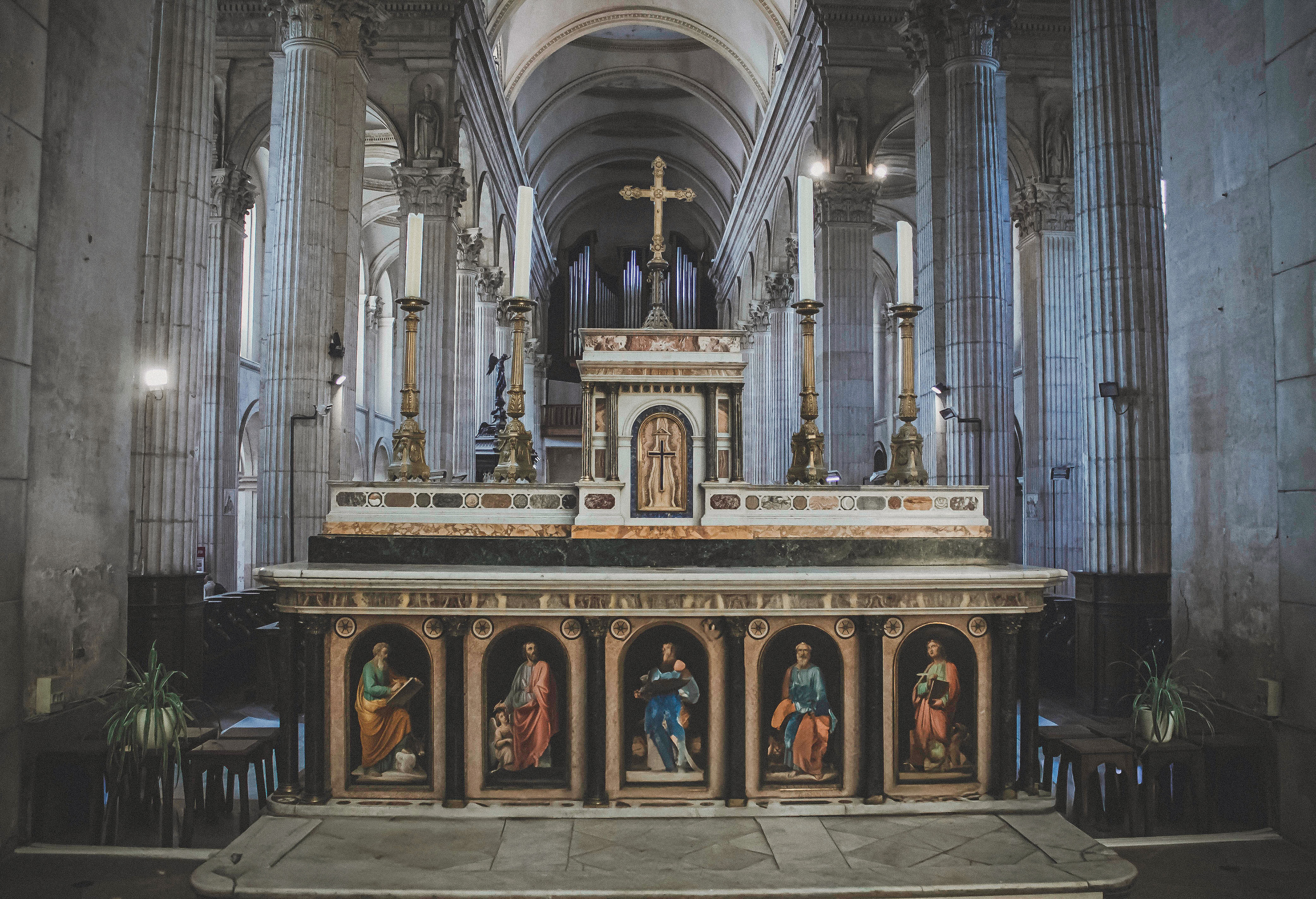Perspective du chœur et du maître-autel de la Basilique Notre-Dame, reportage patrimoine intérieur.