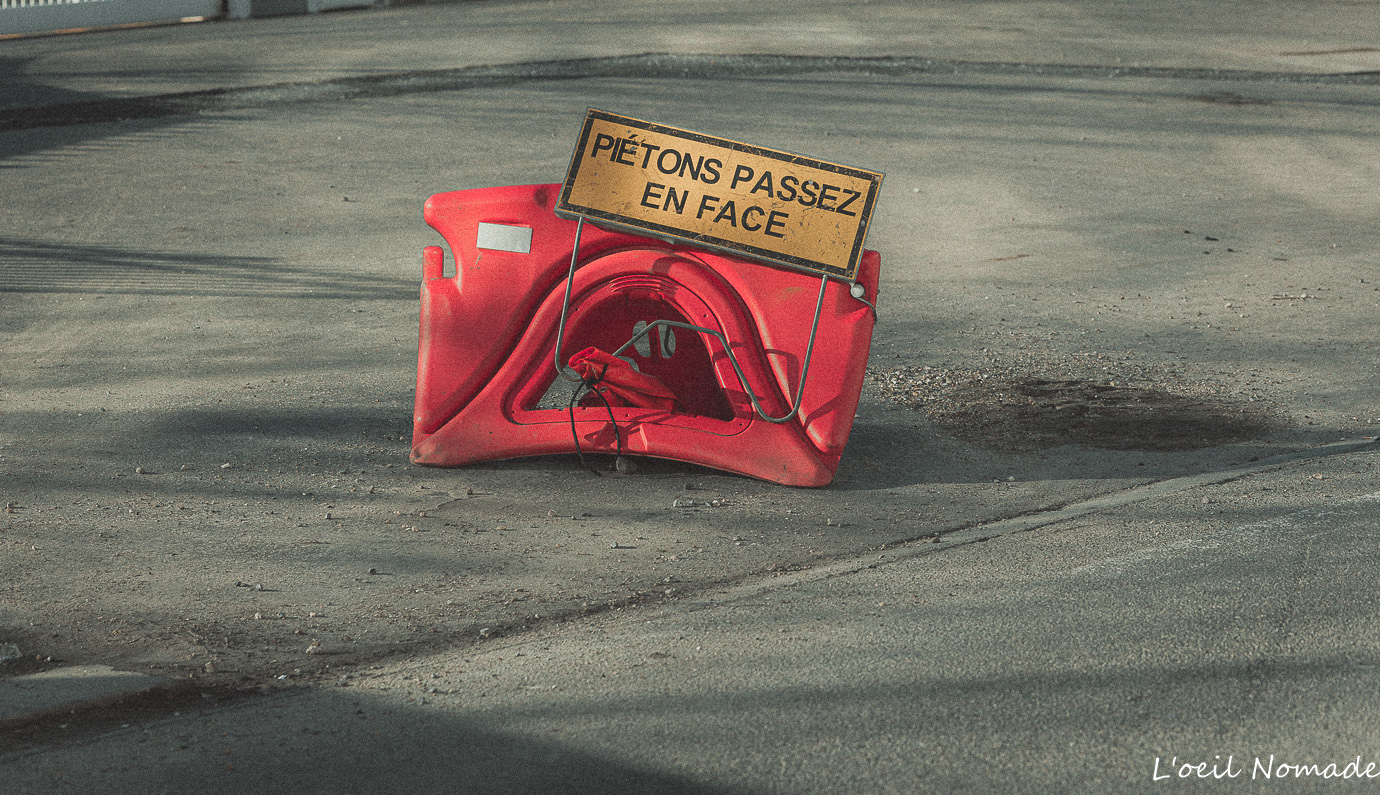 Obstacle. Le mobilier de chantier comme une ponctuation dans la rue.