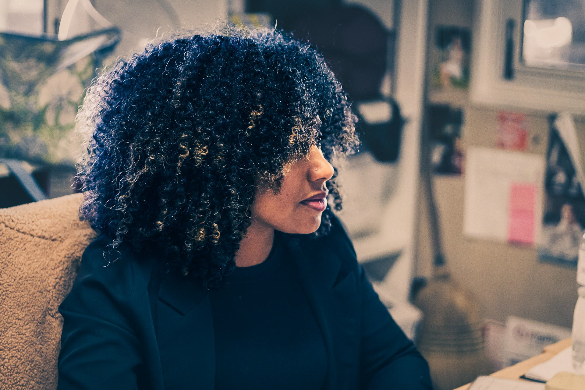 Photographie corporate Le Havre : portrait serré d'une secrétaire en pleine concentration chez Jeletrans, valorisation des métiers administratifs en logistique.