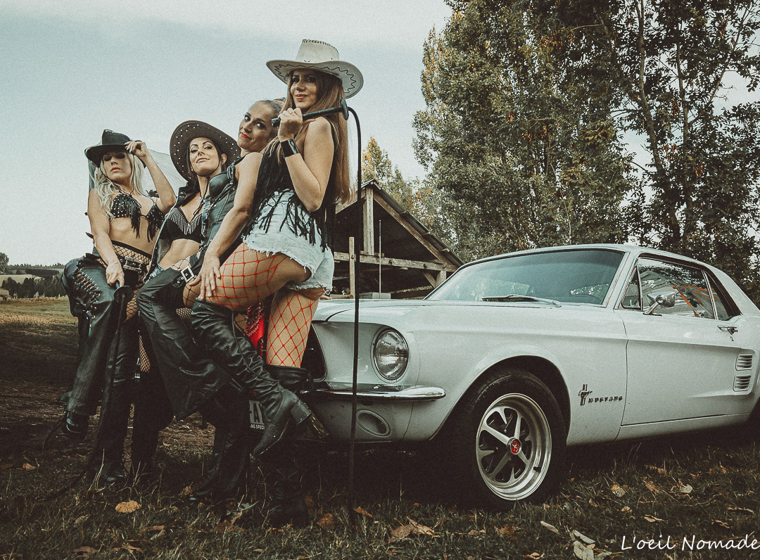 Banque d'images stratégique pour le Red Bike Festival : photo publicitaire utilisée pour la promotion 2026, valorisant la culture Kustom et l'identité visuelle de l'événement.